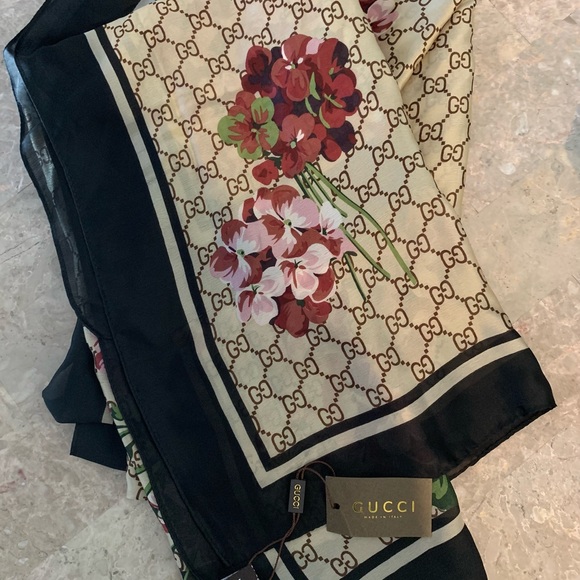 100% SILK Scarf. GG logo. Can be worn multiple ways. Black border. Stunning - Picture 2 of 4